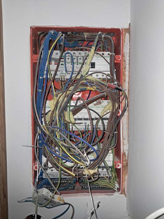 Elektryk z wieloletnim doswiadczeniem