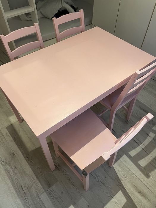 Stół i 4 krzesła w ciekawym kolorze