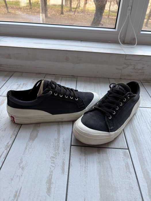 Продаю кеди Levis