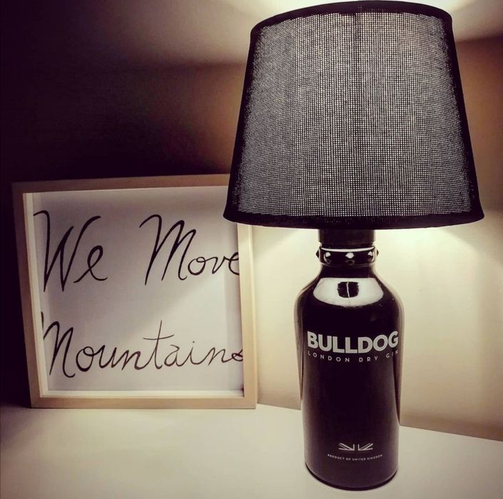 Garrafas Bulldog vazias, transformadas em candeeiros