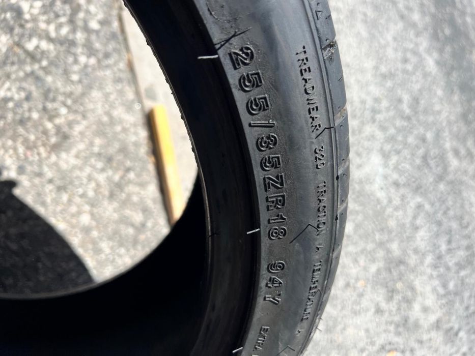 255/35/18  2 pneus