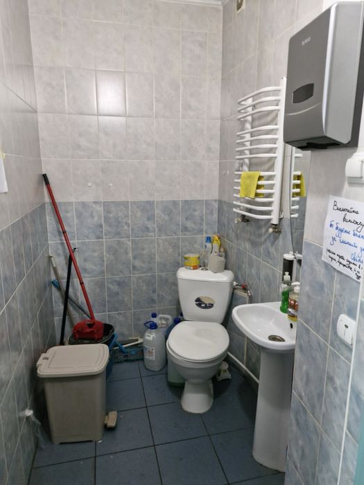 Продам в центрі приміщення офісне