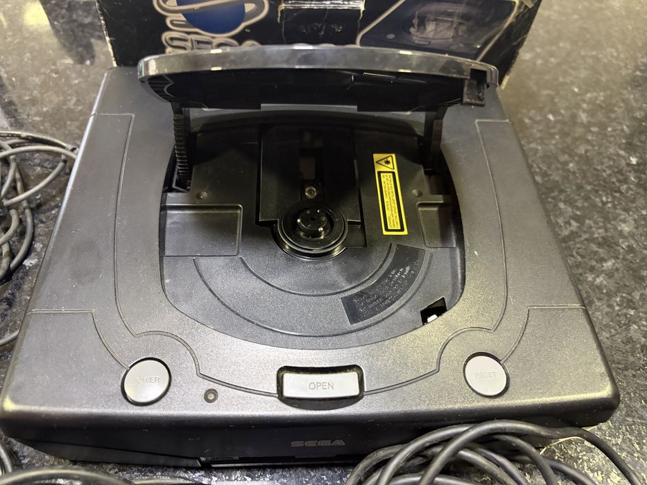 Sega Saturn + 3 comandos + Caixa