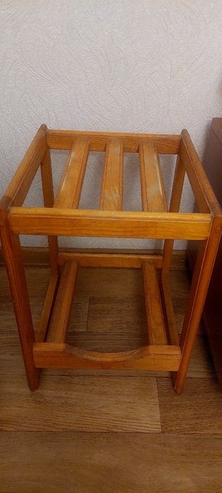 Підставка під бутиль з водою на 20 л водою