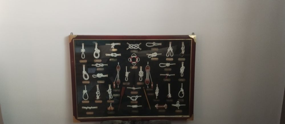 Tablica z węzłami marynarskimi