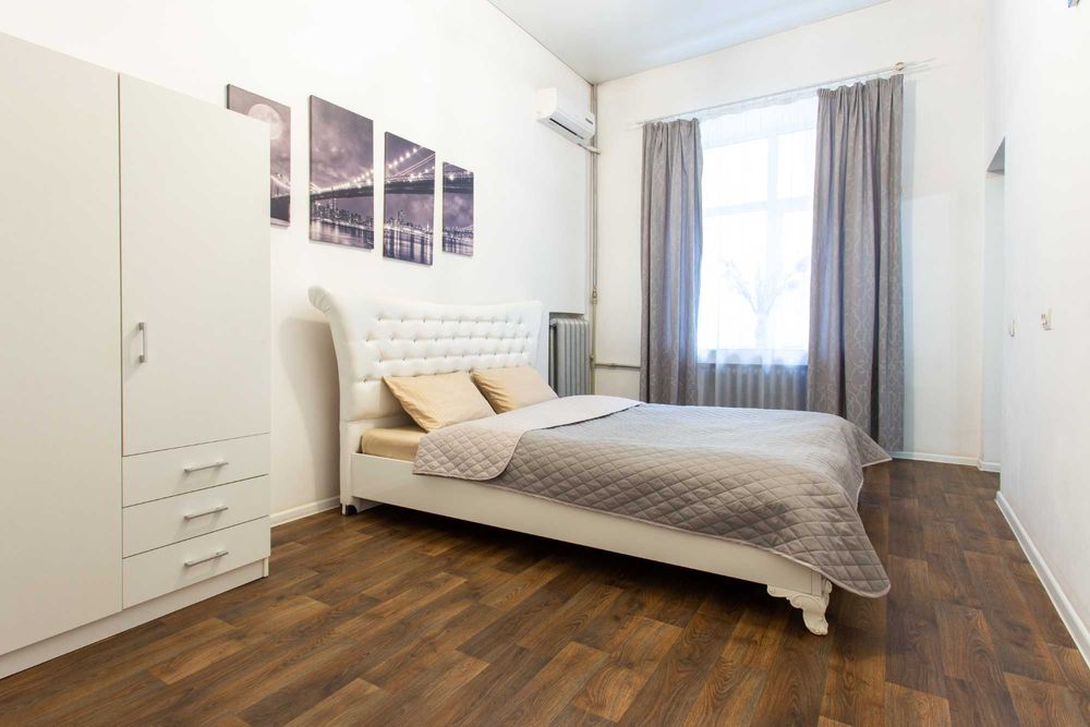 Двокімнатна квартира поряд з ТРЦ Nikolsky подобово/ майдан Конституції