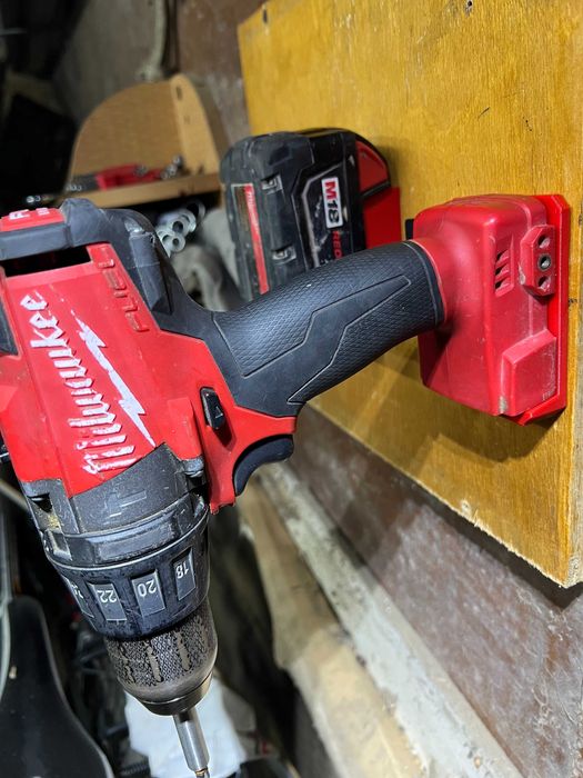 Тримач, кріплення для акумуляторів та інструменту Milwaukee М18