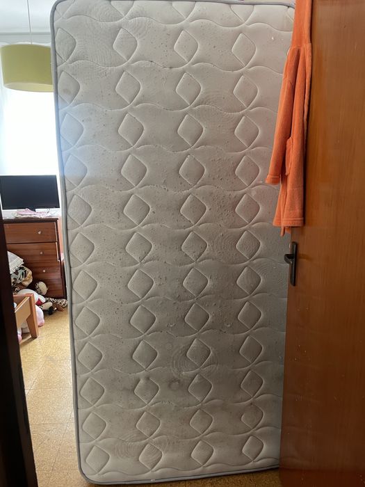 Cama de Solteiro com estrado e colchao