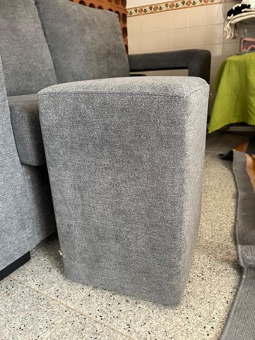 Sofá cinzento 2 lugares com bancos