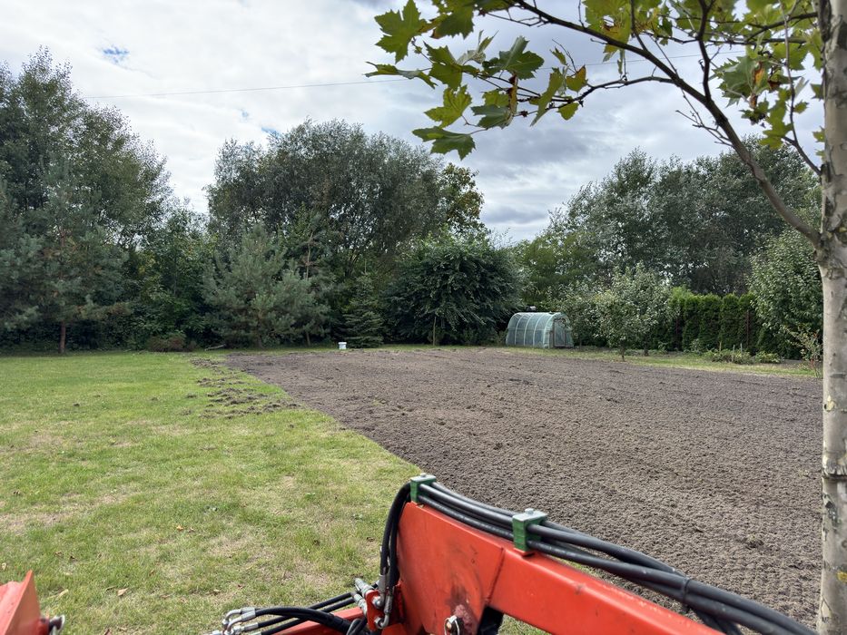 Usługa glebogryzarką separacyjną, przygotowanie pod siew trawy.