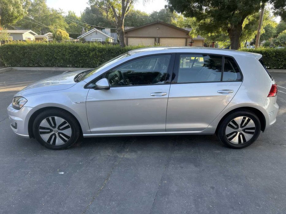 Volkswagen e-Golf      2015