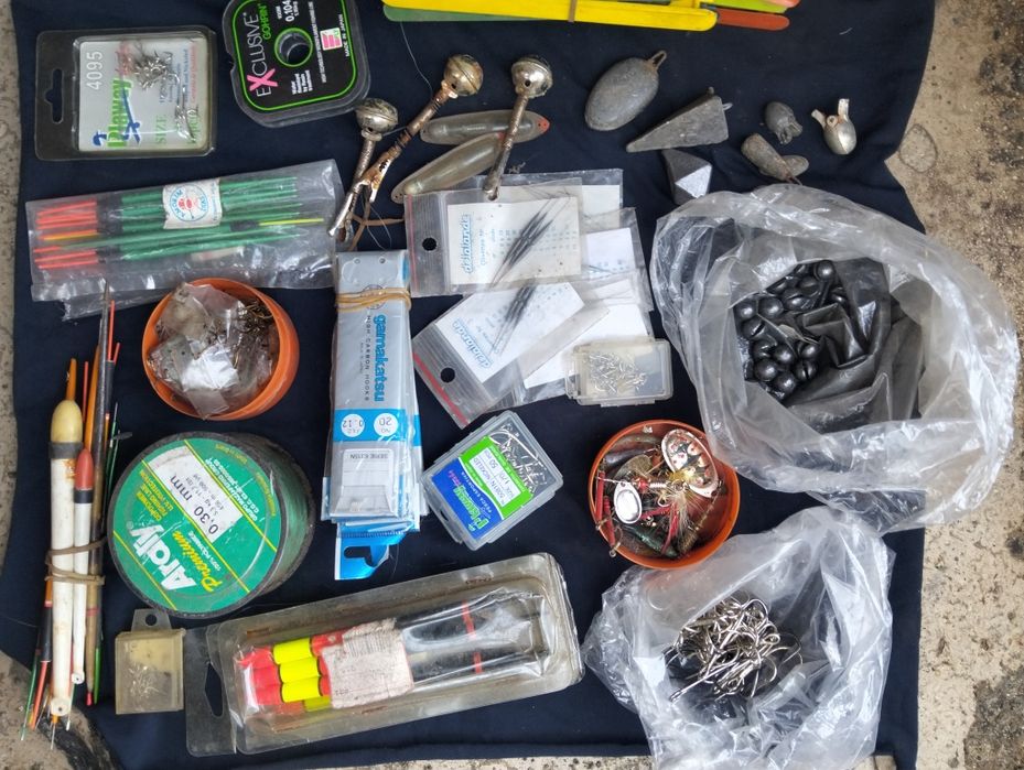 Três Canas de pesca e respetivo material de pesca