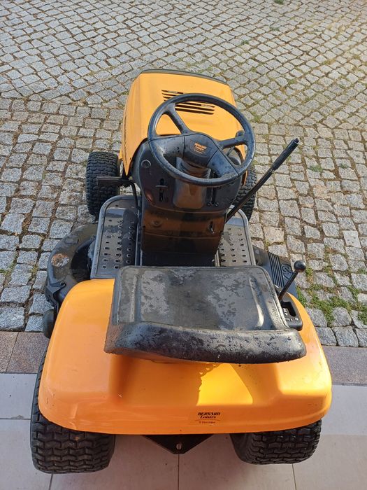 Trator corta relva com 15cv, largura de corte 107 cm