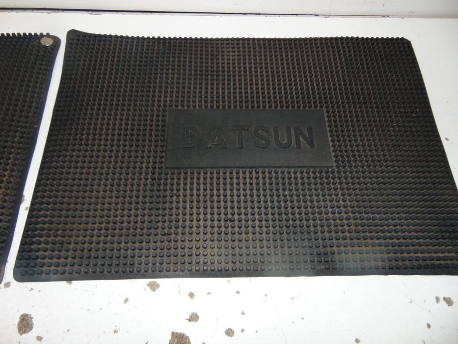 Datsun tapetes borracha 47x32 cm