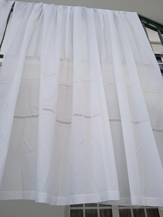 Vendo um par de cortinas para janelas de casa como novas.