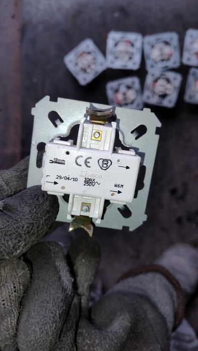 Włączniki światła i gniazdka elektryczne