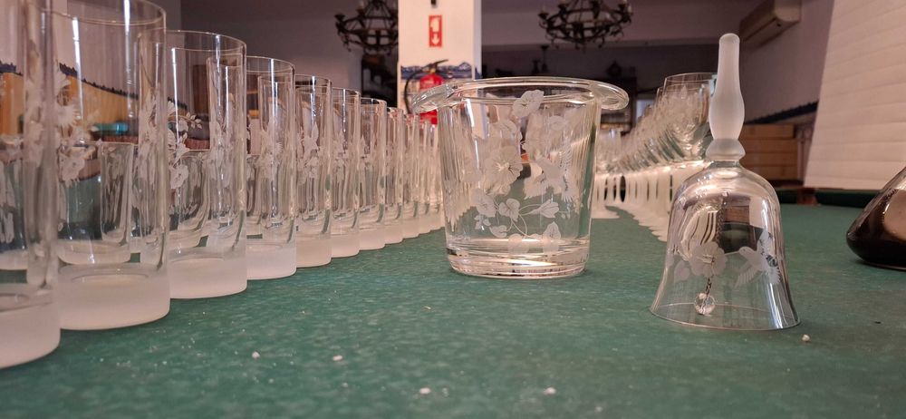 Conjunto de copos e garrafas em vidro gravado – mais de 100 peças