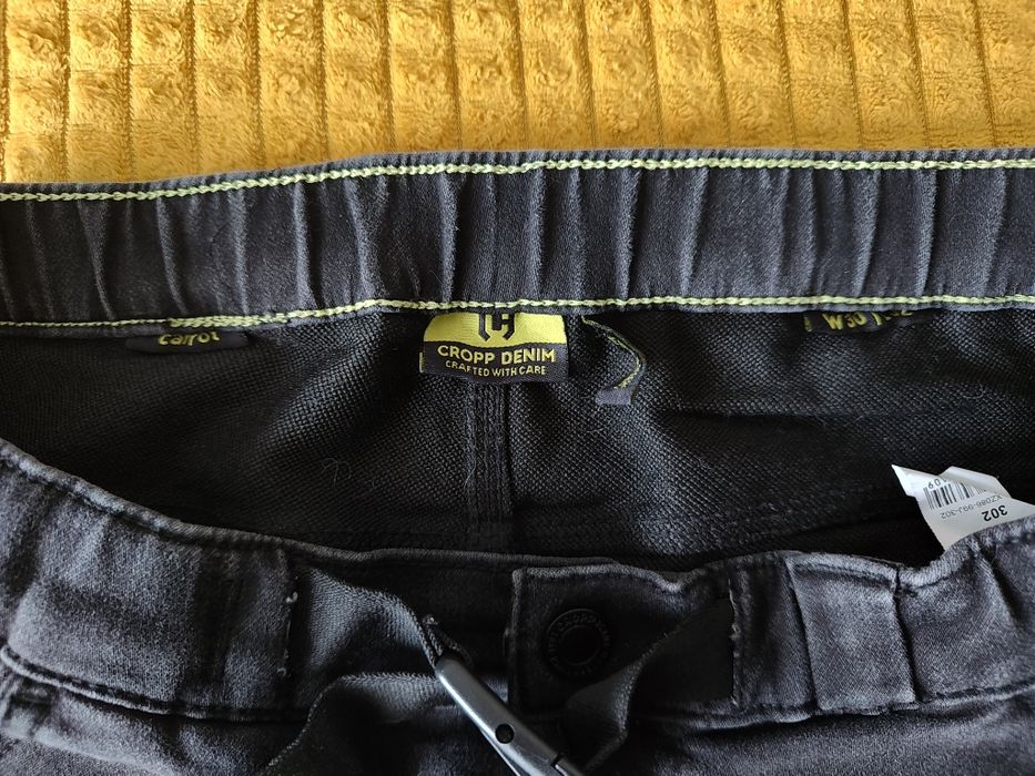 Cropp jeansy joggersy carrot z kieszeniami cargo W30 L32