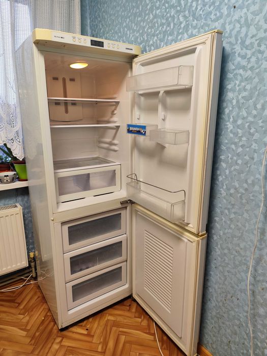 Холодильник Samsung