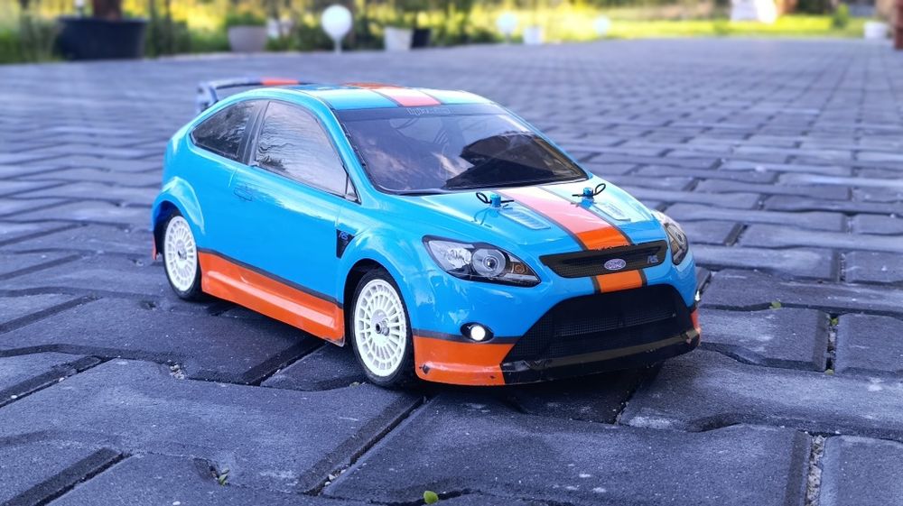 Tamiya TT-02 wraz z aparaturą.