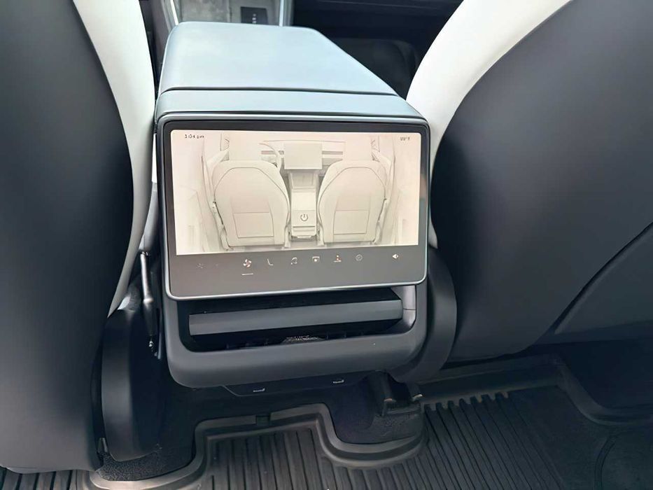 Tesla Model Y      2026
