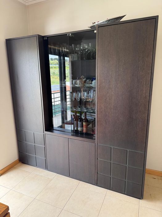 Louceiro / Móvel de Sala com Vitrine em Vidro – Design Moderno