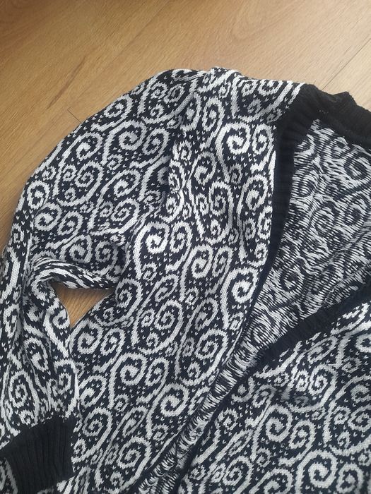 Ciepły sweterek z bufiastymi rękawami rozm.M/L