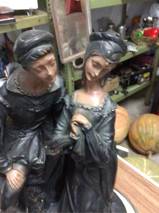 Estatueta em marfinite de ROMEU e JULIETA, gravada na peça c/ 33 cms