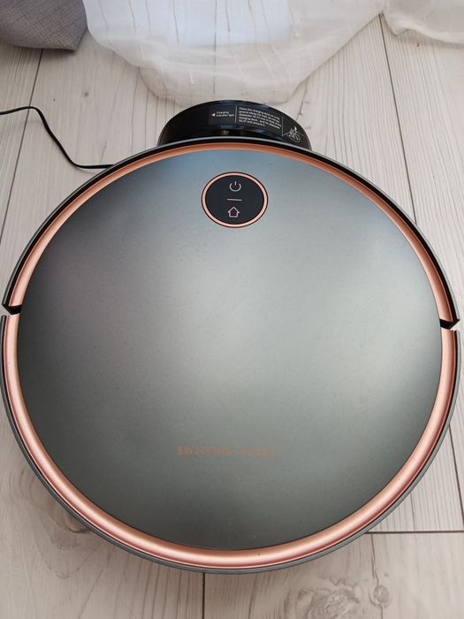 Robot sprzątający ze stacją ładującą