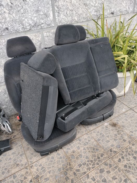 Chapeleira e interior.bancos golf 4 em bom estado várias peças golf 4