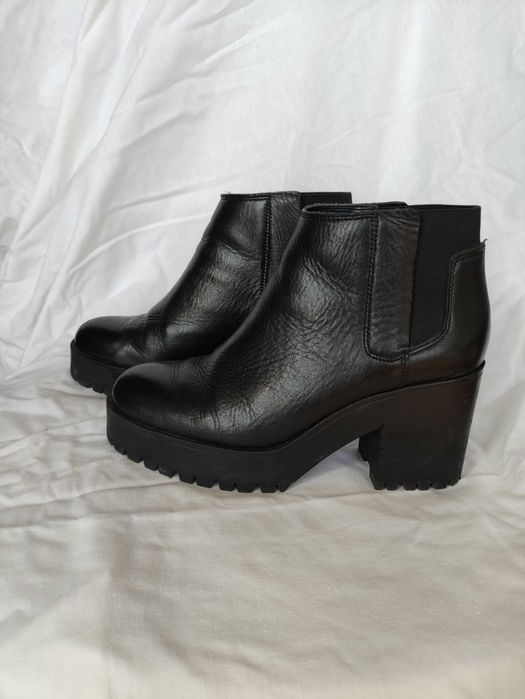 Botas pretas pelo tornozelo, com salto médio