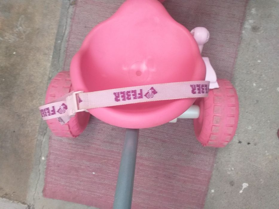 Triciclo da marca feber com cintos em bom estado