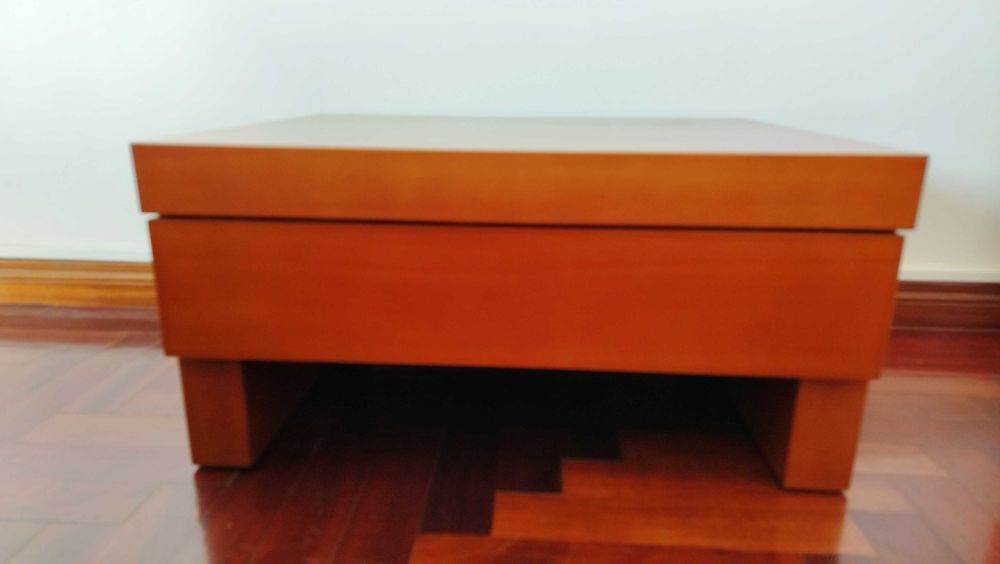 2 Mesas de cabeceira. Madeira maciça