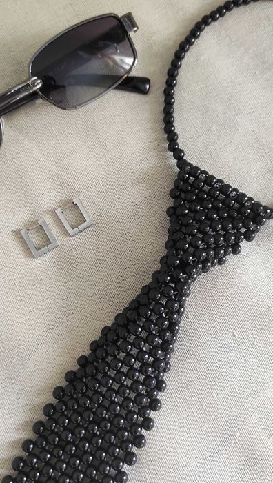 Краватка чорна з бусин