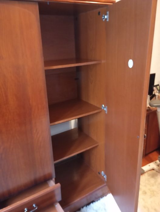 Roupeiro madeira com três portas