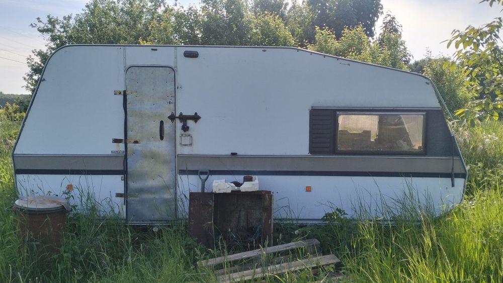Pozostałości po przyczepie kempingowej