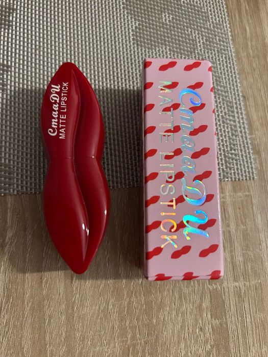 Szminka odcień ciemny intensywny czerwony sexi mocna czerwień