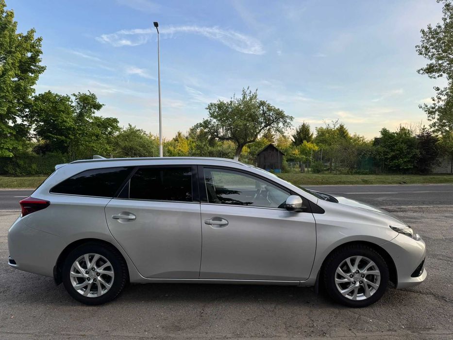 Toyota Auris II 1.6 Premium Kombi