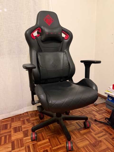 Cadeira GamingHP OMEN Citadel + Mesa Elevatória