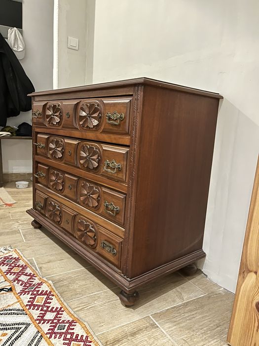 Vendo comoda de madeira maciça
