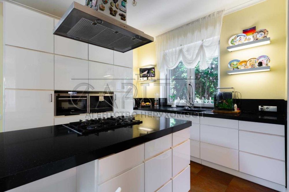 Продаж сучасного будинку 280 м² з підвалом 80 м² на ділянці 12 соток у Вишеньках