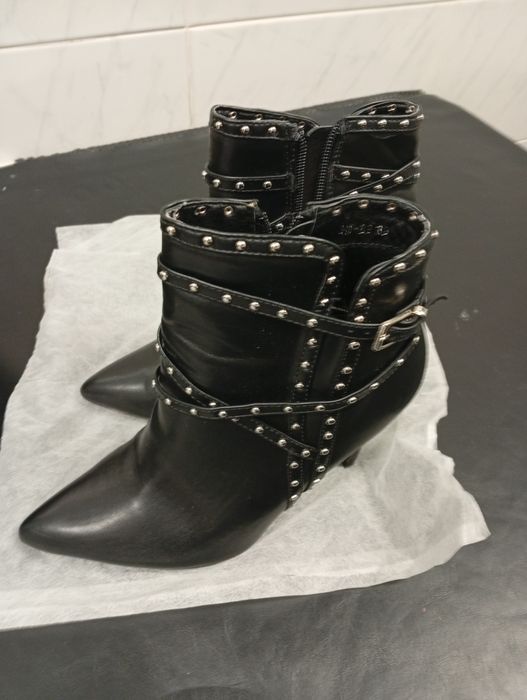 Botas pretas meio cano novas