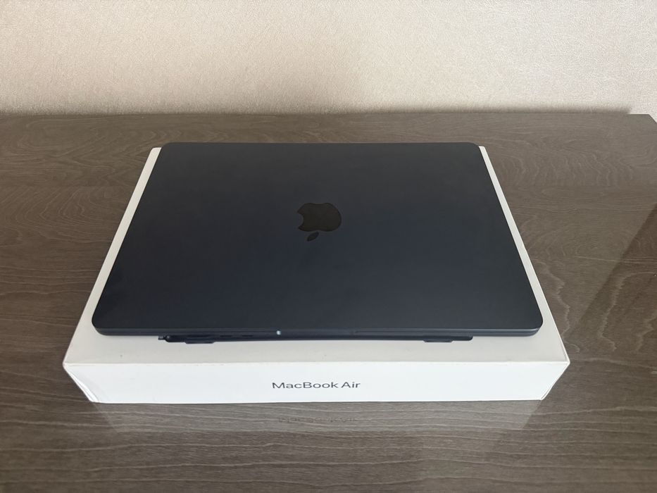 MacBook Air 13 Retina, Midnight, 1TB, 10 CPU / 10 GPU, 32GB RAM with Apple M4 (2025)