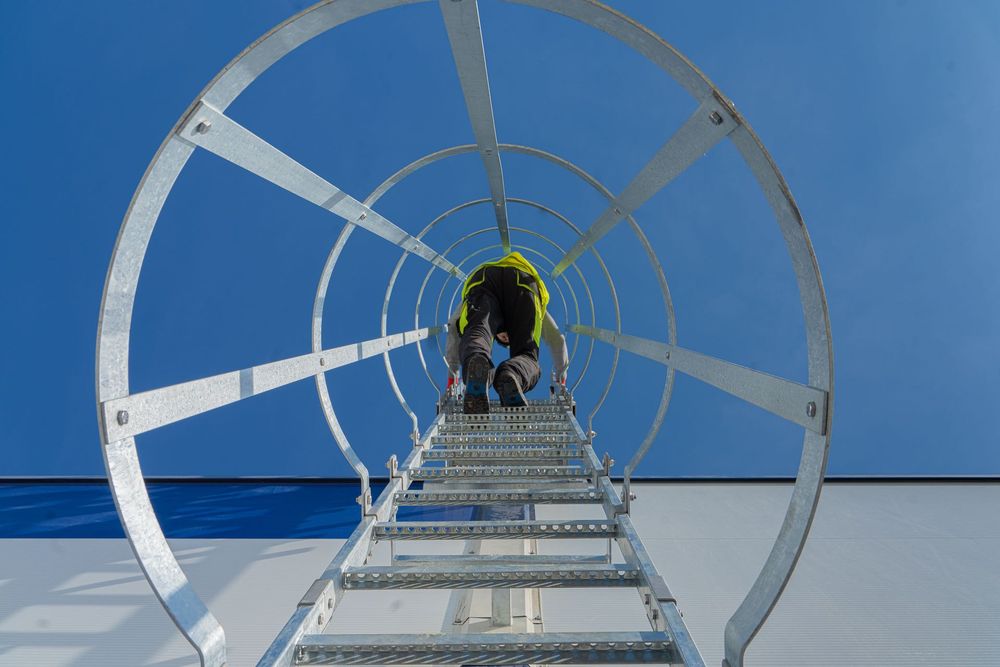 Drabiny ewakuacyjne, mocowane, pionowe - z dostawą i montażem