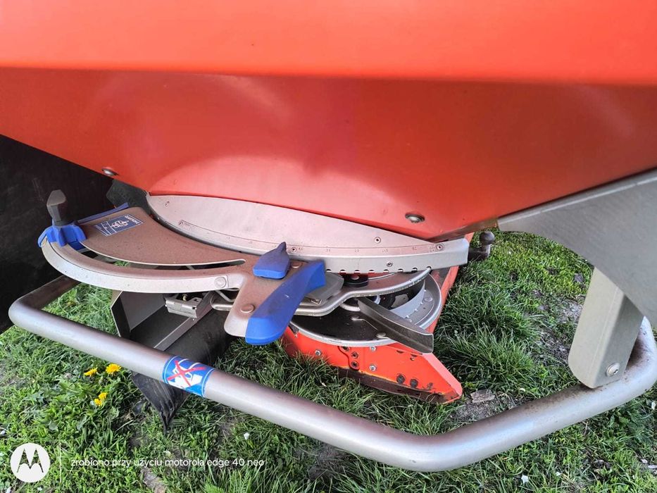 Rozsiewacz KUHN AXIS 40.1 W
