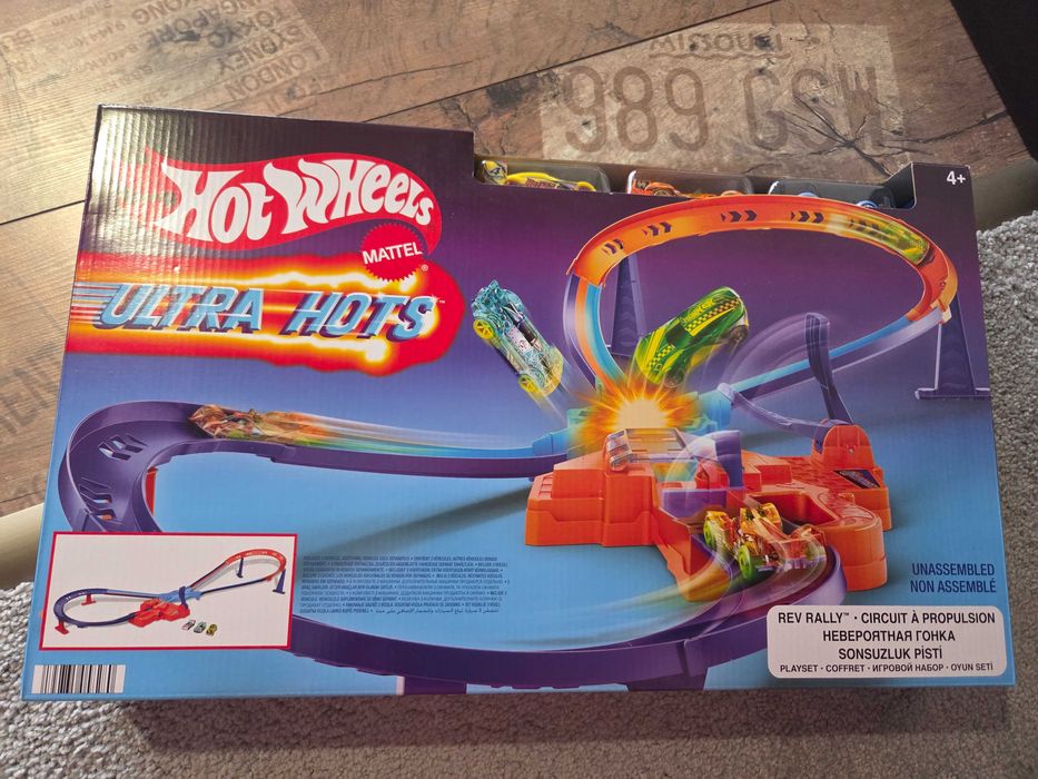 HotWheels tor ULTRA HOTS + 3 samochody