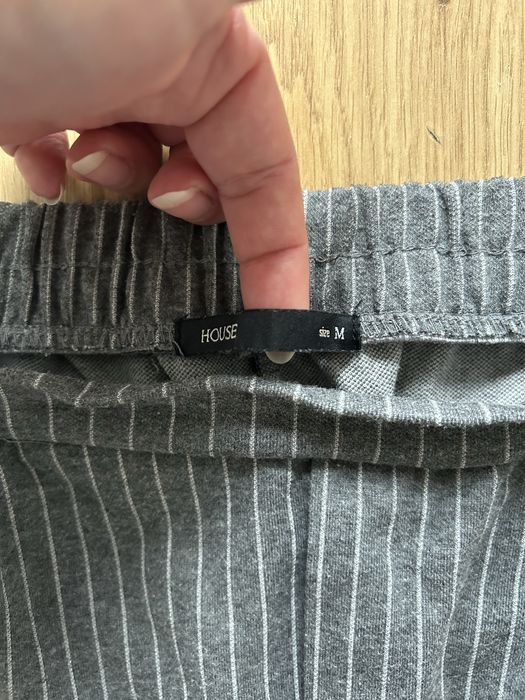 Materialowe eleganckie spodnie w paski z prosta nogawka