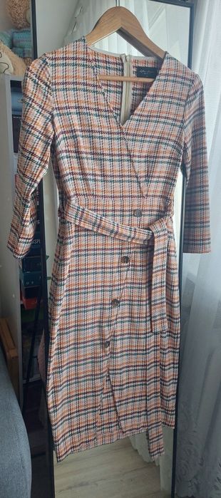 Elegancka taliowana sukienka midi z paskiem w kratkę Mohito 32 XXS