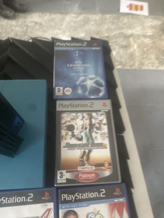 PS2 com cabos e dois comandos e jogos