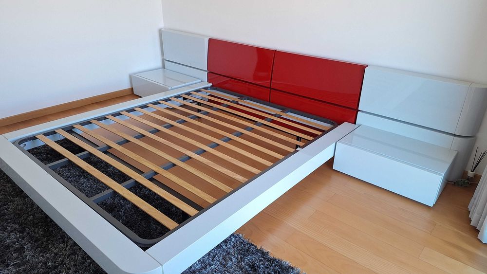 Cama design moderno com cabeceira e mesas de cabeceira